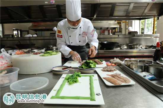 參賽選手精心烹制菜肴