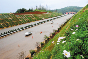 小龍高速按期通車(chē)。