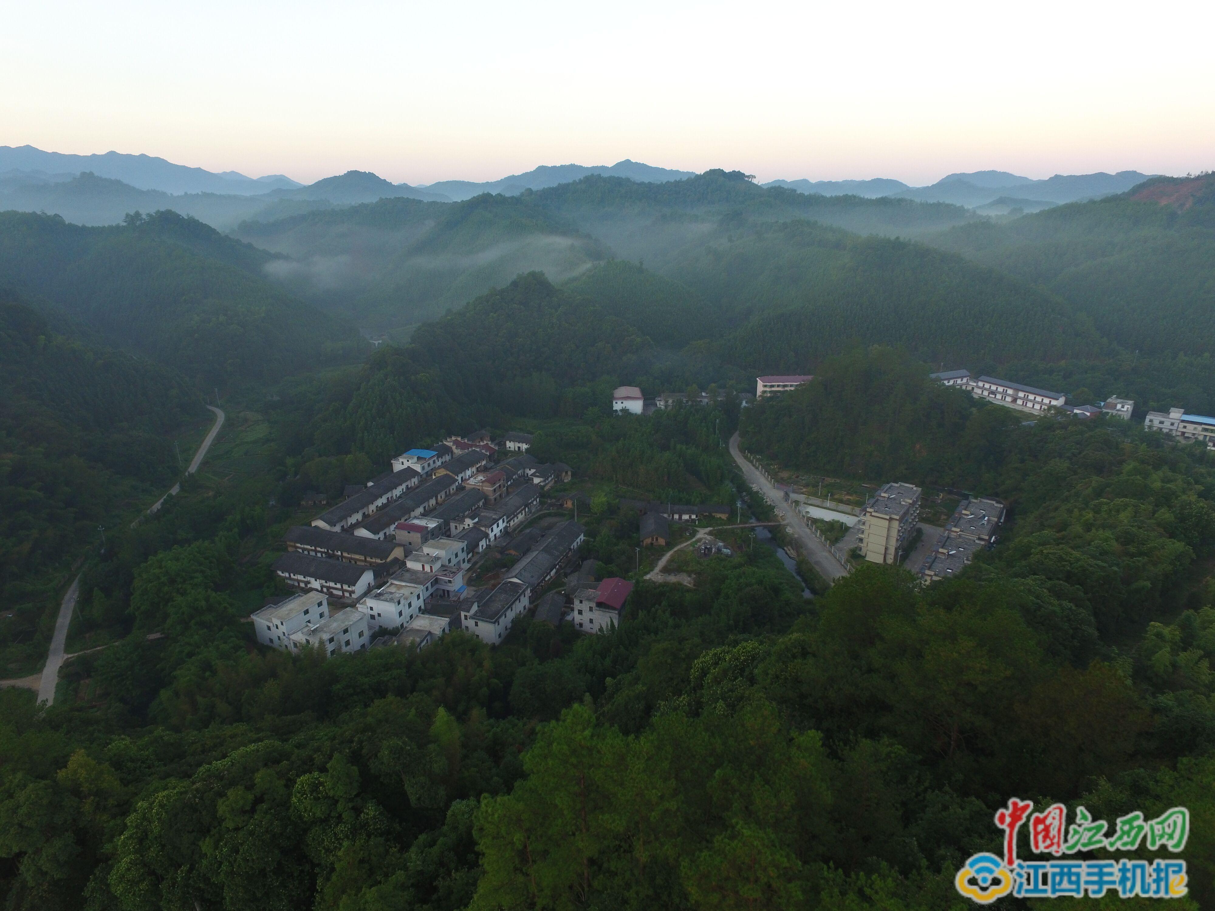 道阻且長(zhǎng)心向晨光！贛州一老教師扎根深山潛心國(guó)學(xué)