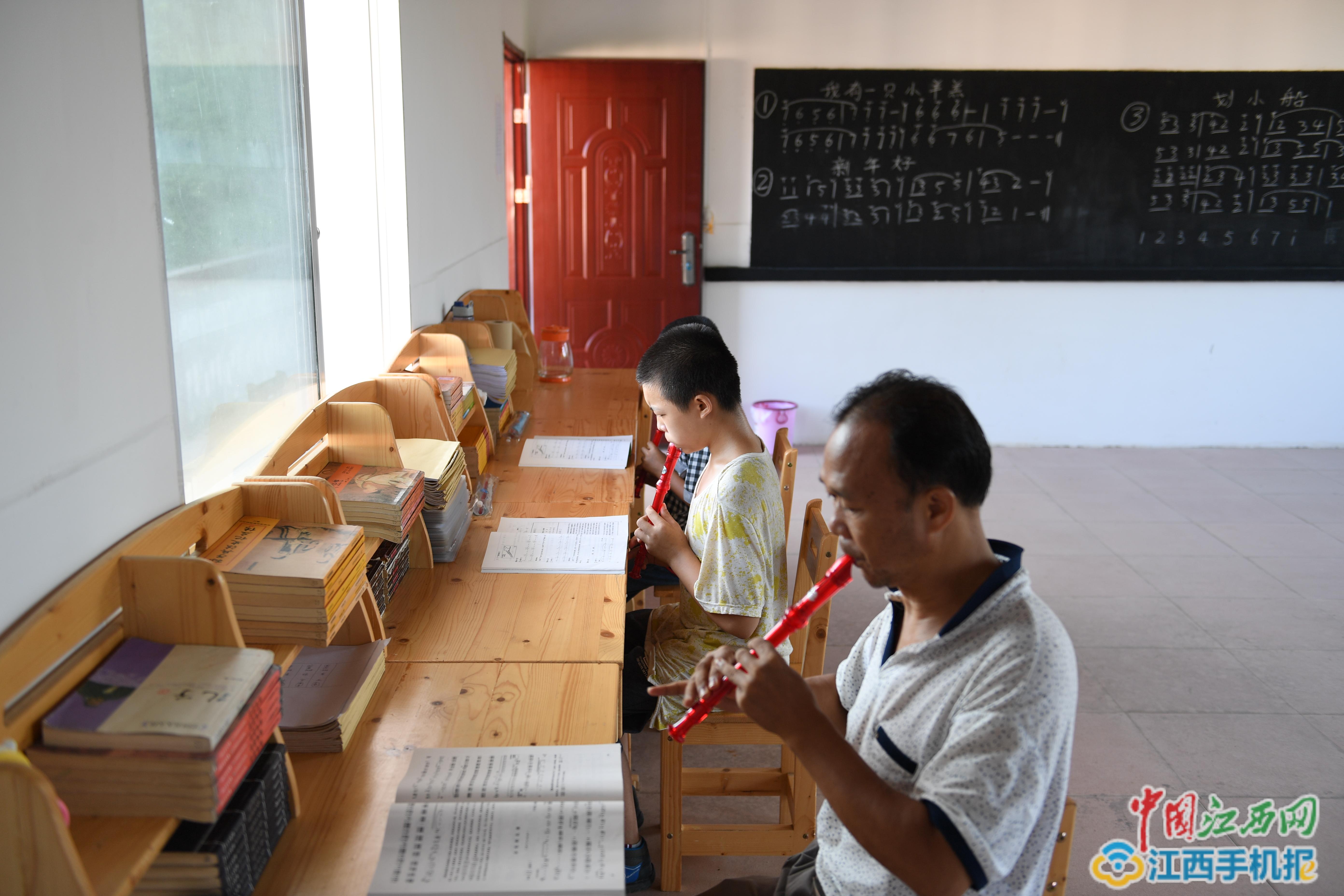 道阻且長(zhǎng)心向晨光！贛州一老教師扎根深山潛心國(guó)學(xué)