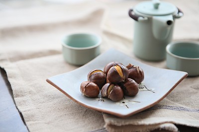 板栗好吃皮難剝 一招10秒搞定 板栗好吃皮難剝 一招10秒搞定