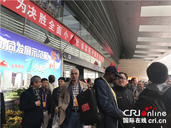 外國記者感受“中國速度” 點(diǎn)贊中國發(fā)展