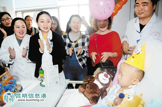 志愿者與醫(yī)務(wù)人員一起為小志誠過7歲生日。