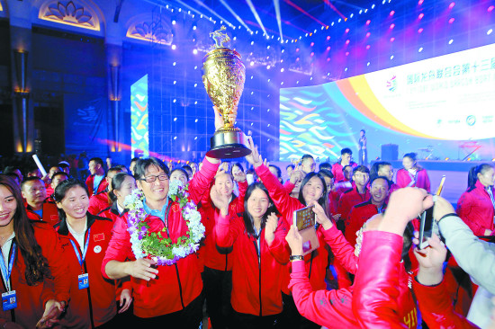 龍舟賽中國(guó)隊(duì)奪19金 滇池賽場(chǎng)獲盛贊