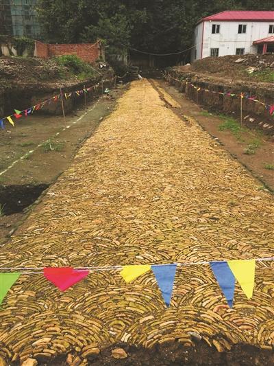 南京普德寺遺址出土“金光大道” 琉璃瓦鋪就 南京普德寺遺址出土“金光大道” 琉璃瓦鋪就
