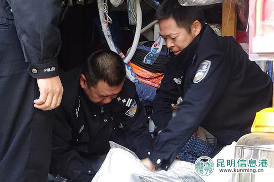 民警火災(zāi)現(xiàn)場(chǎng)遇襲 合力控制行為失常人員