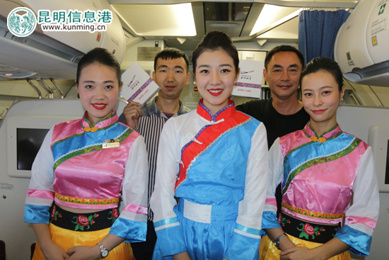 昆明-南通首航航班,乘務(wù)員身穿納西族服飾與有獎(jiǎng)問答獲獎(jiǎng)旅客合影