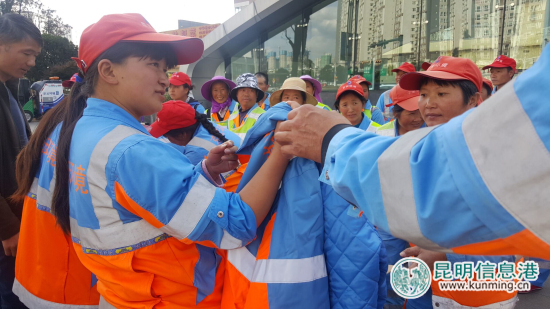 盤龍區(qū)京環(huán)盤宸公司為1200余名環(huán)衛(wèi)工人發(fā)放“冬裝”棉服