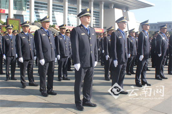 昆明城管全面換裝 8位數(shù)胸號利于市民監(jiān)督 昆明城管全面換裝 8位數(shù)胸號利于市民監(jiān)督
