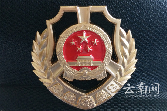 昆明城管全面換裝 8位數(shù)胸號利于市民監(jiān)督 昆明城管全面換裝 8位數(shù)胸號利于市民監(jiān)督