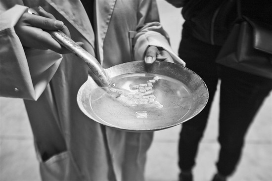 記者探訪鷗糧制作：新型鷗糧不沉水更具營養(yǎng)