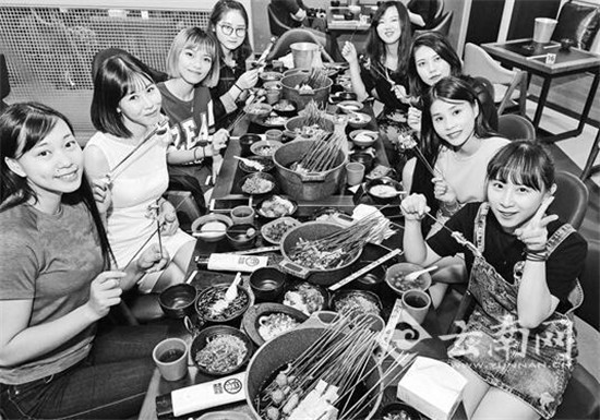 串串香最近走俏春城 店外排隊線上破萬