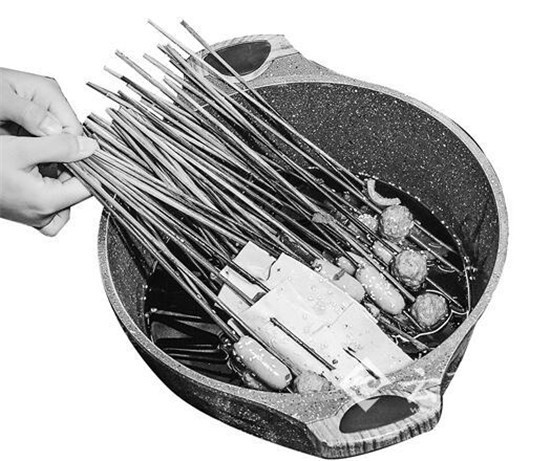 串串香最近走俏春城 店外排隊線上破萬