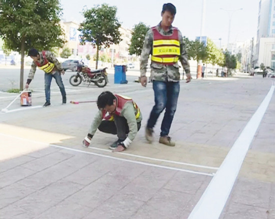 緩解停車難 文山城人行道增設(shè)停車泊位 緩解停車難 文山城人行道增設(shè)停車泊位