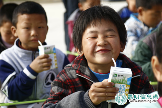 《企業(yè)社會(huì)責(zé)任藍(lán)皮書(shū)(2017)》發(fā)布 蒙牛蟬聯(lián)乳業(yè)第一 《企業(yè)社會(huì)責(zé)任藍(lán)皮書(shū)(2017)》發(fā)布 蒙牛蟬聯(lián)乳業(yè)第一