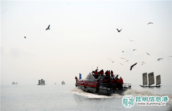 “最美開湖季粉絲團(tuán)”泛舟滇池 攝影發(fā)燒友感受開湖盛景