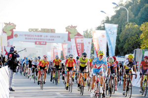 昆明環(huán)滇池高原自行車邀請(qǐng)賽舉行 1100名騎行愛(ài)好者環(huán)滇競(jìng)技