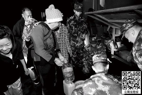 武警云南總隊一支隊 大型水罐車開進(jìn)小區(qū)送水 武警云南總隊一支隊 大型水罐車開進(jìn)小區(qū)送水