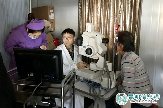 醫(yī)生為患者提供免費(fèi)檢查。