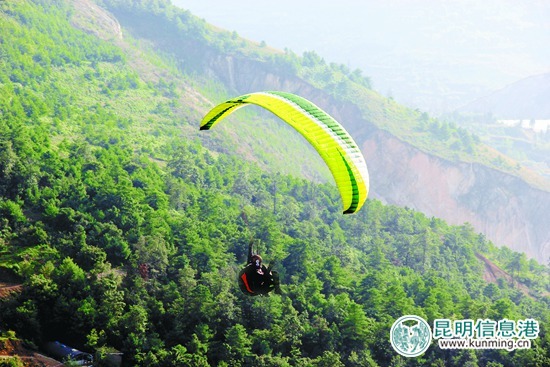 云南第一個滑翔傘基地建成投入使用