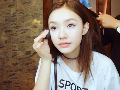 林允分享美妝心得 忙拍戲365天全年無(wú)休