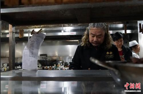 劉波平來到飯店的第一件事便是進(jìn)入后廚。 