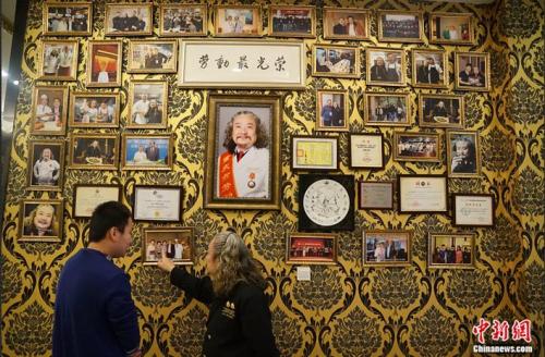 在劉波平飯店最顯眼的地方懸掛著“勞動(dòng)最光榮”的五字橫幅。 