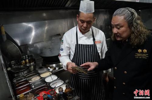 劉波平和他的徒弟。