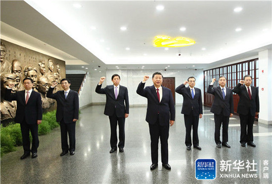 2017年10月31日上午，習(xí)近平帶領(lǐng)其他中共中央政治局常委同志在上海中共一大會(huì)址紀(jì)念館一起重溫入黨誓詞。新華社記者 蘭紅光/攝