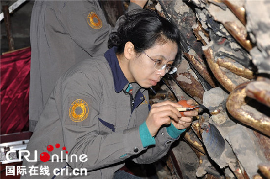 陳卉麗正在修復(fù)大足石刻千手觀音造像。陳卉麗供圖