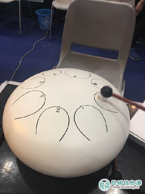 音色悠揚(yáng)的色空鼓。