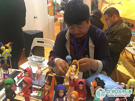 非遺捏面藝人馮剛正在捏制叮當(dāng)貓。