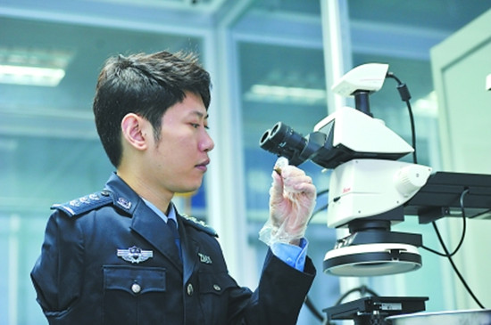 獨臂刑警陳冰：模范踐行十九大精神 做溫暖他人的燈（圖片來源：新華網(wǎng)）