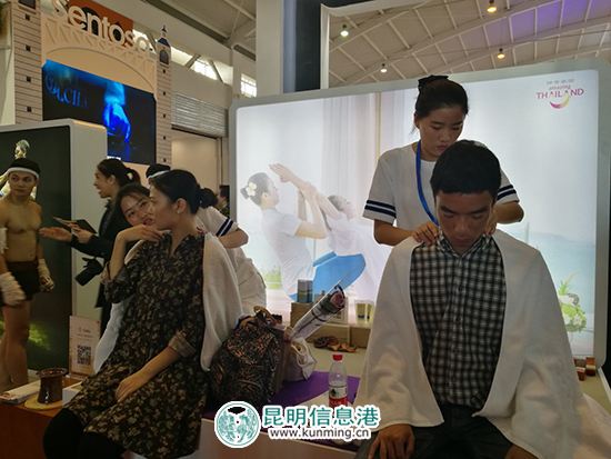 市民體驗泰國泰式按摩。