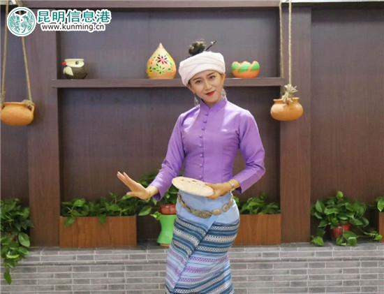 版納“小卜少”在展示來自版納的茶葉 版納“小卜少”在展示來自版納的茶葉