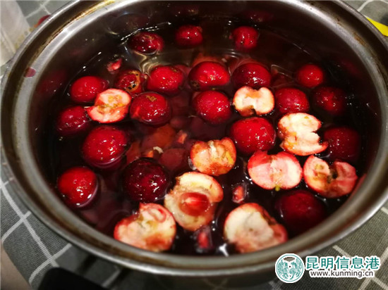 處理好的山楂下鍋加冰糖煮半小時(shí)