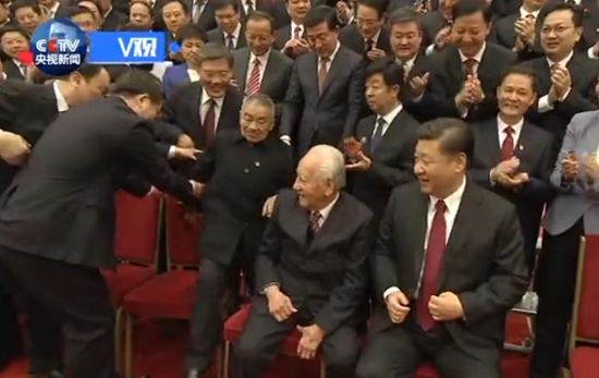 被總書記邀請前排合影的村支書黃大發(fā):懷感恩之心 干到生命最后一刻 被總書記邀請前排合影的村支書黃大發(fā):懷感恩之心 干到生命最后一刻