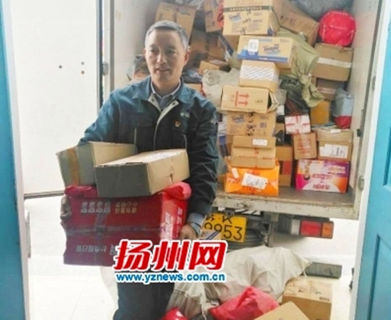 每天騎行穿梭的郵路就是十九大精神“宣講臺(tái)” 每天騎行穿梭的郵路就是十九大精神“宣講臺(tái)”