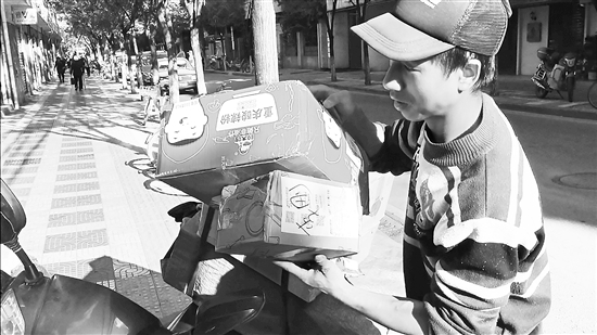 車被盜后，方斌借了一輛繼續(xù)工作。