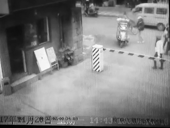 監(jiān)控顯示，白帽男子騎走了電動(dòng)車。