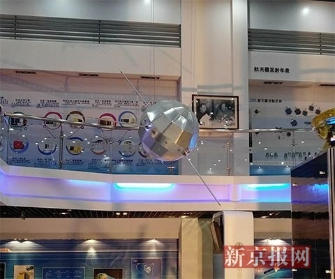 航天五院展覽館珍藏的東方紅一號(hào)衛(wèi)星。
