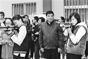 奧運冠軍王義夫和張山走進云南財大指導大學生射擊射箭