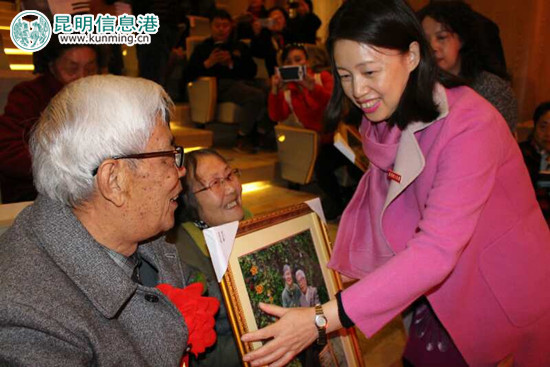 昆明理工大學(xué)為265對(duì)老教師舉辦金婚慶典 昆明理工大學(xué)為265對(duì)老教師舉辦金婚慶典