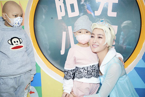 馬蘇現(xiàn)身兒童醫(yī)院 化身艾莎公主圓夢(mèng)病童  