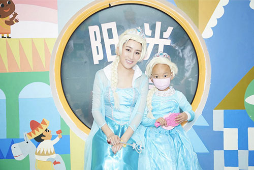 馬蘇現(xiàn)身兒童醫(yī)院 化身艾莎公主圓夢(mèng)病童  