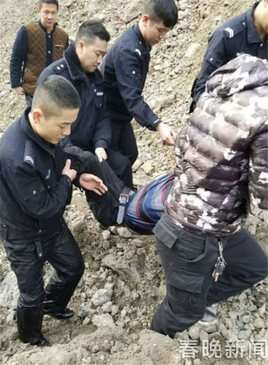 “絕望”老漢冬日跳河輕生 鹽津兩輔警忙跳水救人 “絕望”老漢冬日跳河輕生 鹽津兩輔警忙跳水救人