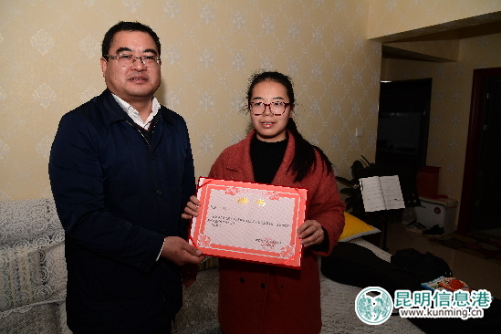 為輔助調(diào)查員頒發(fā)聘書(shū)。