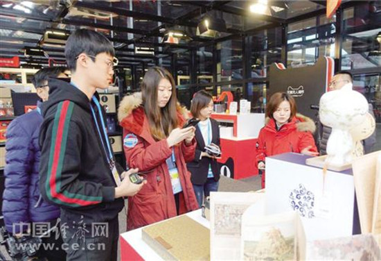 觀眾在“無人超市”中選購商品。經(jīng)濟(jì)日報(bào)記者陳靜/攝 