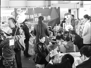 羊駝鴕鳥小熊貓亮相童博會(huì)受小朋友喜愛 羊駝鴕鳥小熊貓亮相童博會(huì)受小朋友喜愛