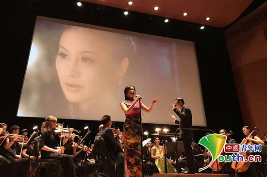 在美國(guó)紐約林肯中心“文化中國(guó)·美國(guó)亞文交響樂(lè)團(tuán)2017金秋音樂(lè)會(huì)”上，林寶（中）獻(xiàn)唱了滬語(yǔ)版《天涯歌女》和《九兒》。本人供圖